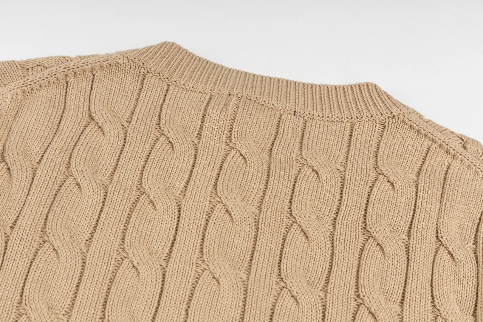 P230 #R93 RALPH LAUREN Ralph Lauren twelve colors classic small label embroidery logo seven-button knitted cable cardigan sweater women's top, high-density LOGO embroidery on the chest, original customization of tag accessories. Made of pure cotton yarn, pure cotton is skin-friendly and comfortable, small label war horse embroidered twist button cardigan sweater 🐎 high quality, follow the blogger to learn how to wear it! Let’s buy a Ralph Lauren cable sweater. It’s a super hard-to-find series after it became popular. It’s hard to find one on the official website. It’s simple and practical to wear, with a lazy and loose feel. The thickened fabric has more texture, feels soft and delicate, and has a loose fit. Whether worn alone or layered, you can wear different styles of fashion with just one piece!   Size:
